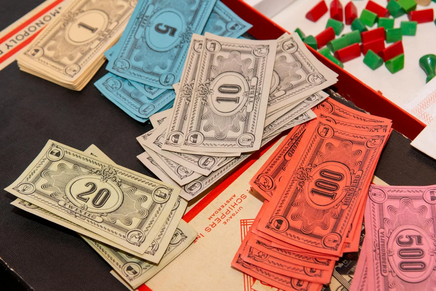 Monedas y billetes de un juego de mesa para ilustrar la búsqueda quanti soldi si danno a monopoli