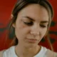 Primer plano de un rostro con un moretón para ilustrar come togliere un livido in poche ore.