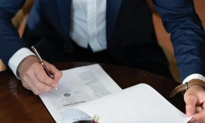 Documentos de empresa firmados para ilustrar che cos'è la ragione sociale en un contexto legal y administrativo
