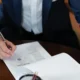 Documentos de empresa firmados para ilustrar che cos'è la ragione sociale en un contexto legal y administrativo