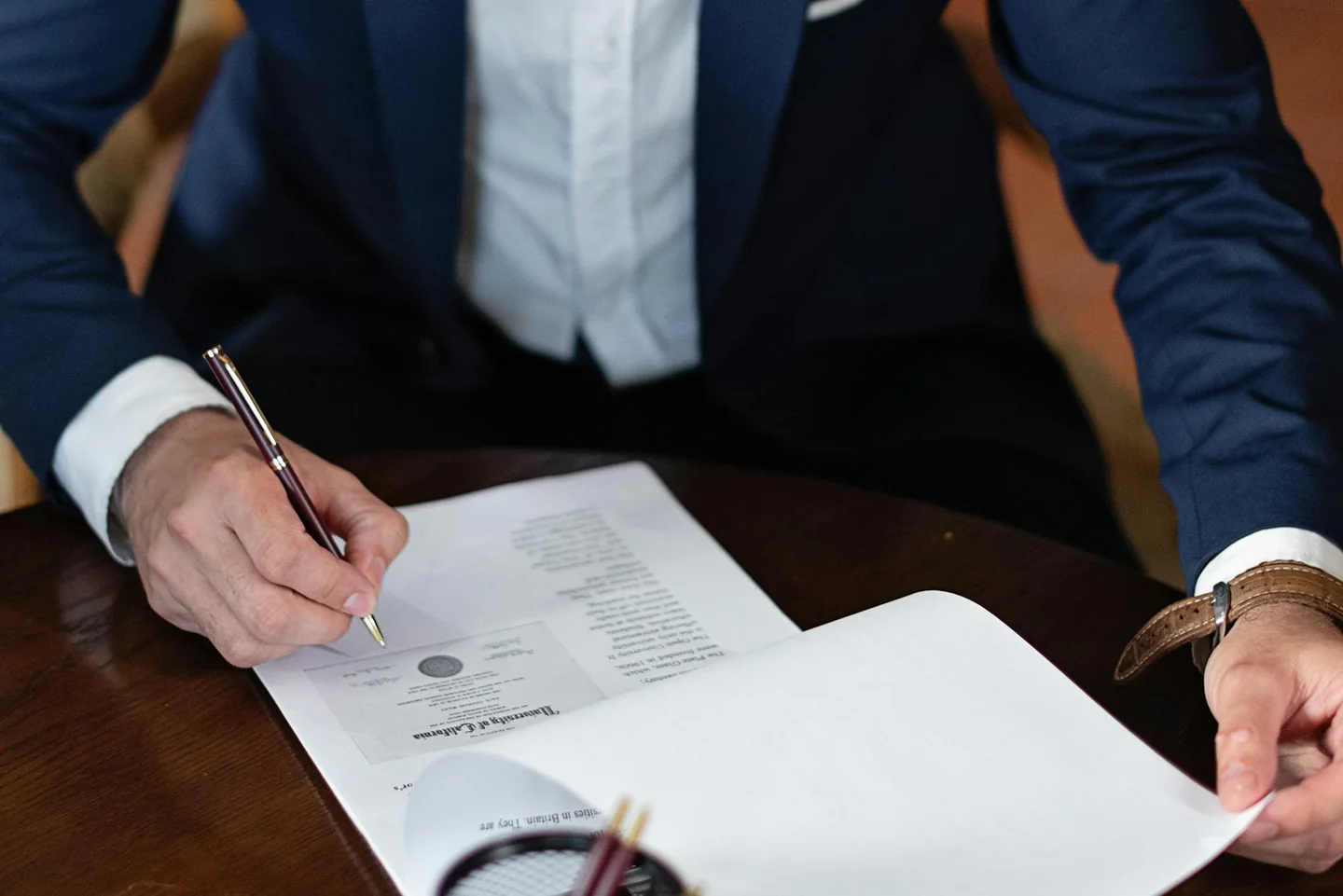 Documentos de empresa firmados para ilustrar che cos'è la ragione sociale en un contexto legal y administrativo