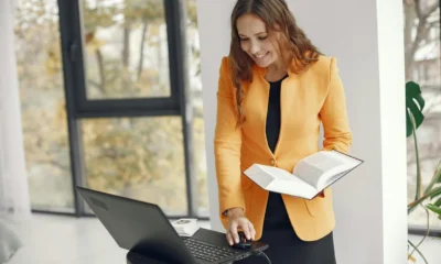 Businesswoman reading laptop para ilustrar quale AI per email e documenti en un contexto de trabajo digital y gestión de documentos