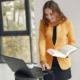 Businesswoman reading laptop para ilustrar quale AI per email e documenti en un contexto de trabajo digital y gestión de documentos