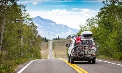 Imagen de un camper en carretera para ilustrar el tema "che patente serve per guidare un camper" en un artículo sobre qué permiso hace falta para conducirlo.