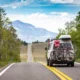 Imagen de un camper en carretera para ilustrar el tema "che patente serve per guidare un camper" en un artículo sobre qué permiso hace falta para conducirlo.