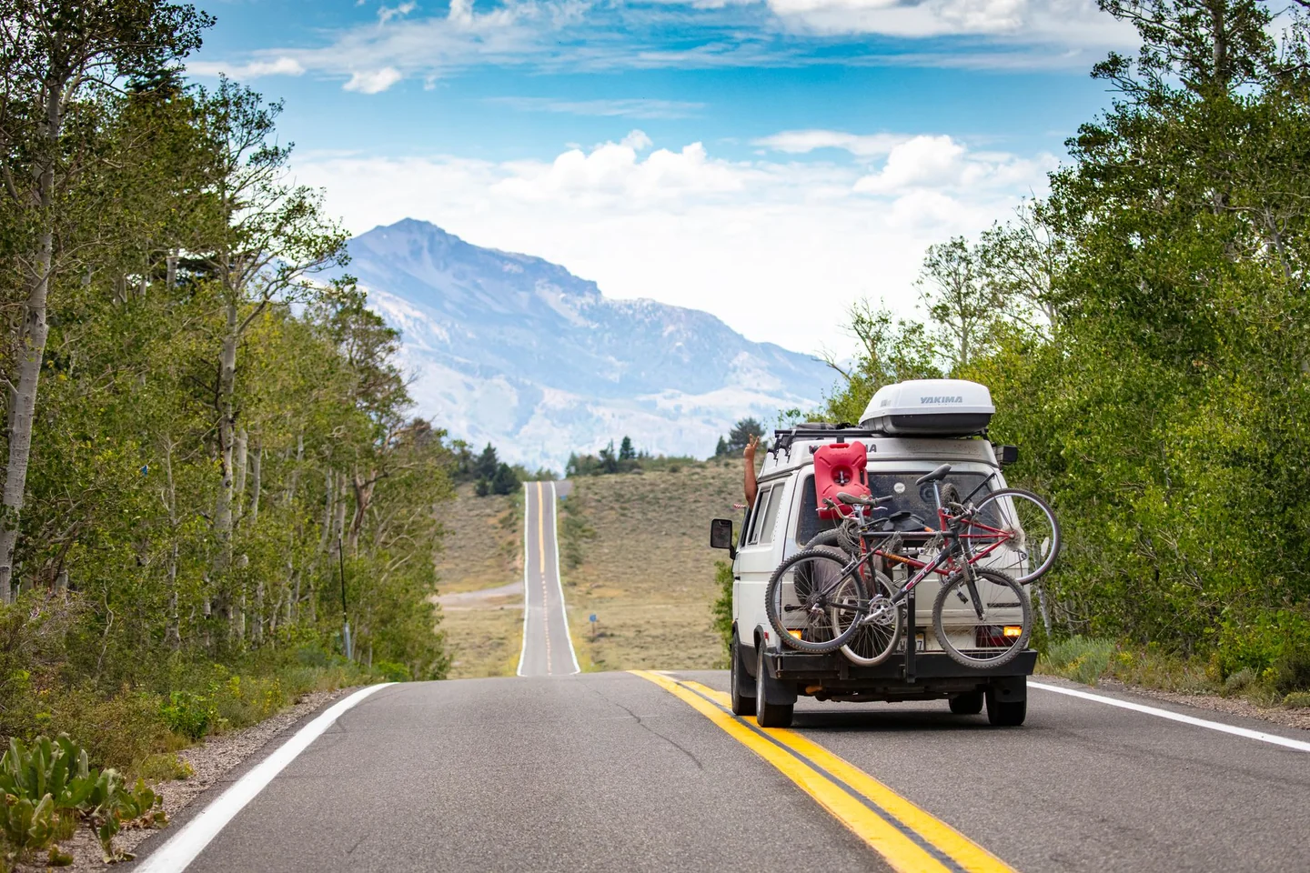 Imagen de un camper en carretera para ilustrar el tema "che patente serve per guidare un camper" en un artículo sobre qué permiso hace falta para conducirlo.