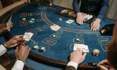 Mesa de juego para ilustrar "quante carte si danno a burraco", con cartas repartidas y ambiente de partida de burraco.