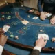 Mesa de juego para ilustrar "quante carte si danno a burraco", con cartas repartidas y ambiente de partida de burraco.