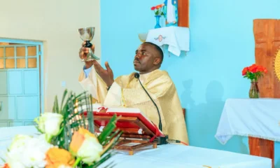 Foto de un sacerdote católico en una parroquia para ilustrar chi paga lo stipendio ai preti