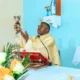 Foto de un sacerdote católico en una parroquia para ilustrar chi paga lo stipendio ai preti
