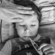 Niño con mal d’auto bambini vacanze en el asiento trasero del coche durante un viaje familiar.