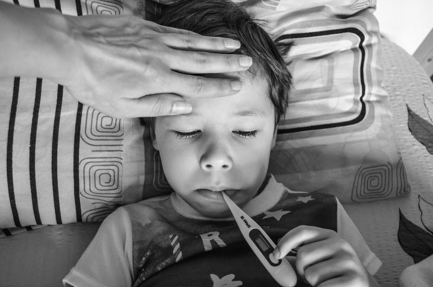 Niño con mal d’auto bambini vacanze en el asiento trasero del coche durante un viaje familiar.