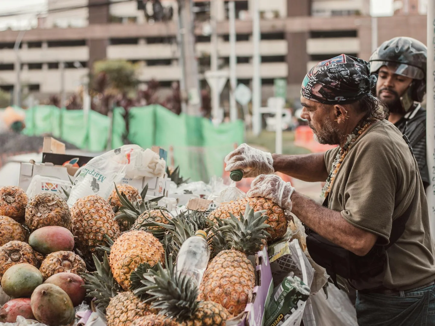 Imagen de un mercado callejero en Colombia para ilustrar che lingua si parla in colombia