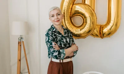 Mujer con postura firme y mirada serena relacionada con quando il narcisista ti vede forte.