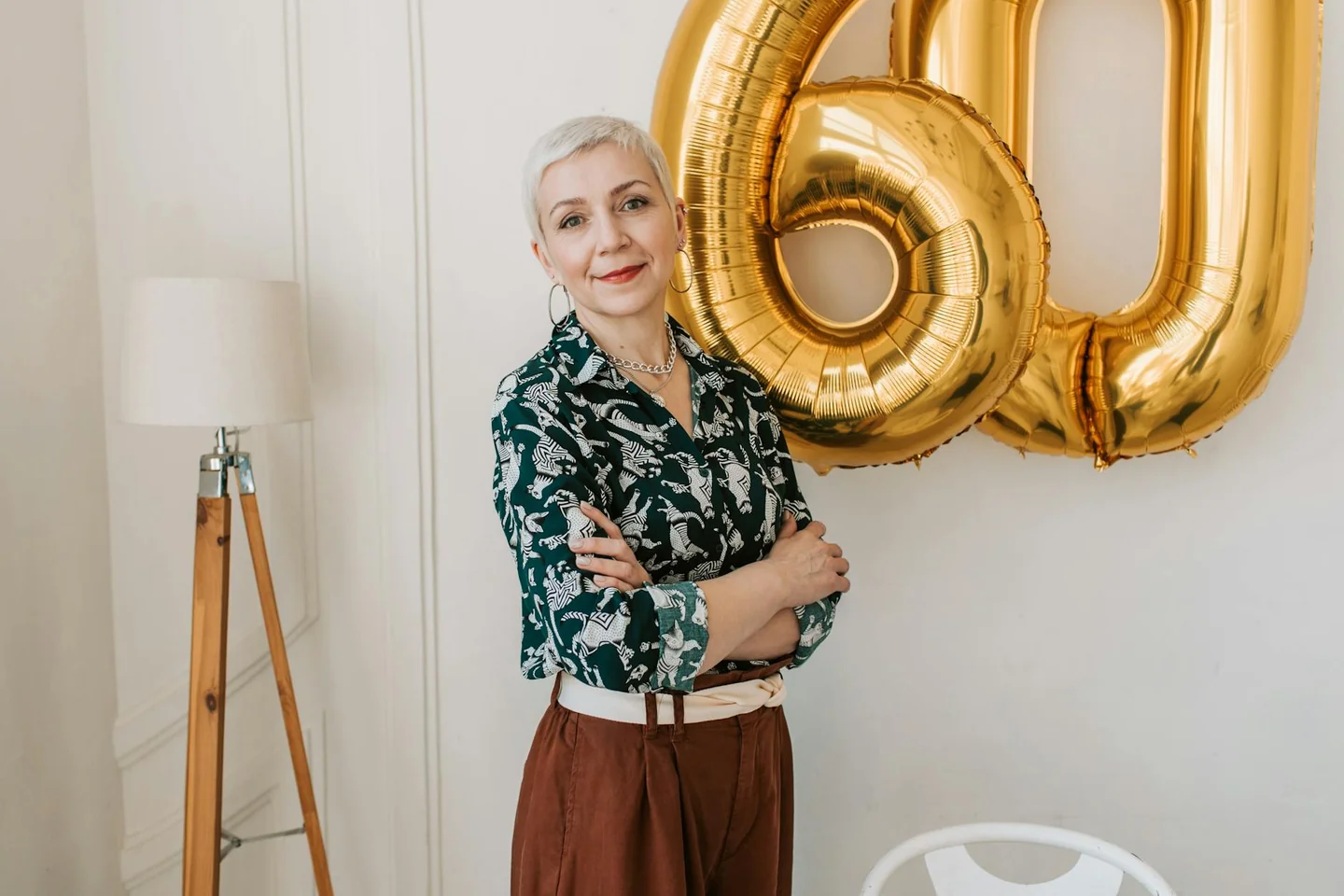 Mujer con postura firme y mirada serena relacionada con quando il narcisista ti vede forte.