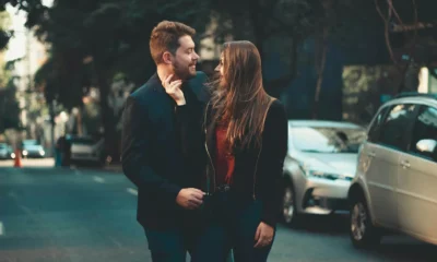 Pareja coqueteando con contacto físico para ilustrar "dove ti tocca un uomo interessato" y los señales corporales de interés.