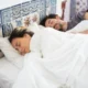 Pareja en la cama para ilustrar si puo fare sesso con il ciclo y la intimidad durante la menstruación.