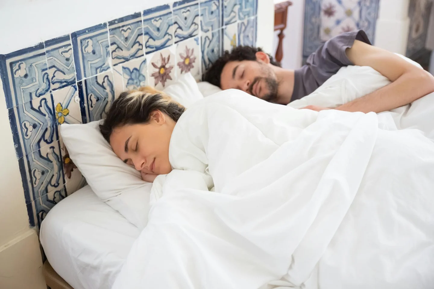 Pareja en la cama para ilustrar si puo fare sesso con il ciclo y la intimidad durante la menstruación.