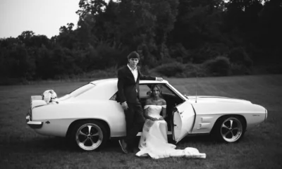 Foto de una pareja dentro del coche para ilustrar el artículo sobre "posso guidare la macchina intestata a mia moglie" y las dudas sobre quién puede conducir un vehículo de la esposa.