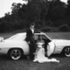 Foto de una pareja dentro del coche para ilustrar el artículo sobre "posso guidare la macchina intestata a mia moglie" y las dudas sobre quién puede conducir un vehículo de la esposa.