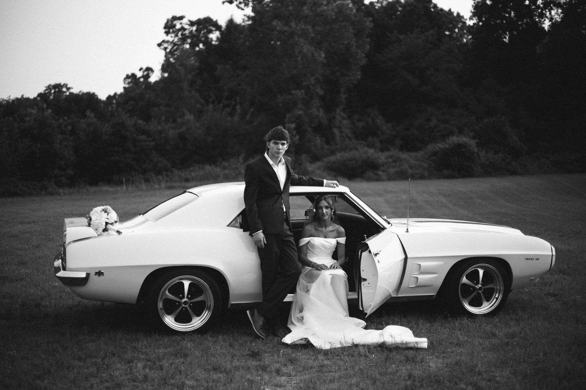 Foto de una pareja dentro del coche para ilustrar el artículo sobre "posso guidare la macchina intestata a mia moglie" y las dudas sobre quién puede conducir un vehículo de la esposa.