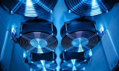Imagen sobre consumo ricerca intelligenza artificiale con un centro de datos y sistemas de refrigeración visibles