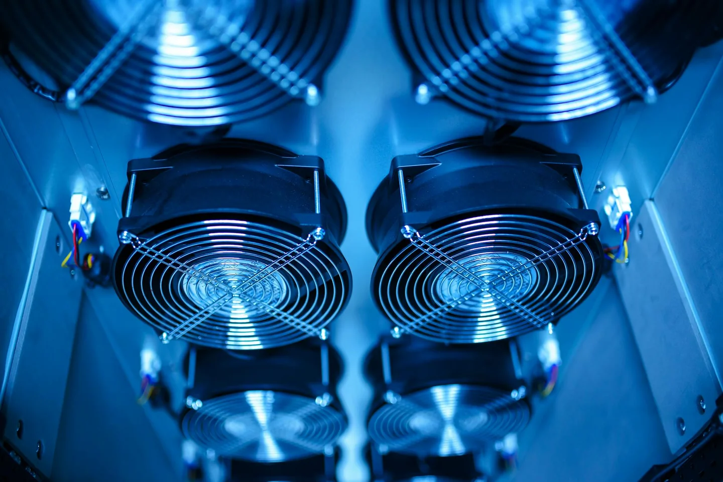 Imagen sobre consumo ricerca intelligenza artificiale con un centro de datos y sistemas de refrigeración visibles