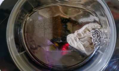 Foto de una dirty washing machine para ilustrar perché lavatrice puzza en un contexto de limpieza y malos olores domésticos.