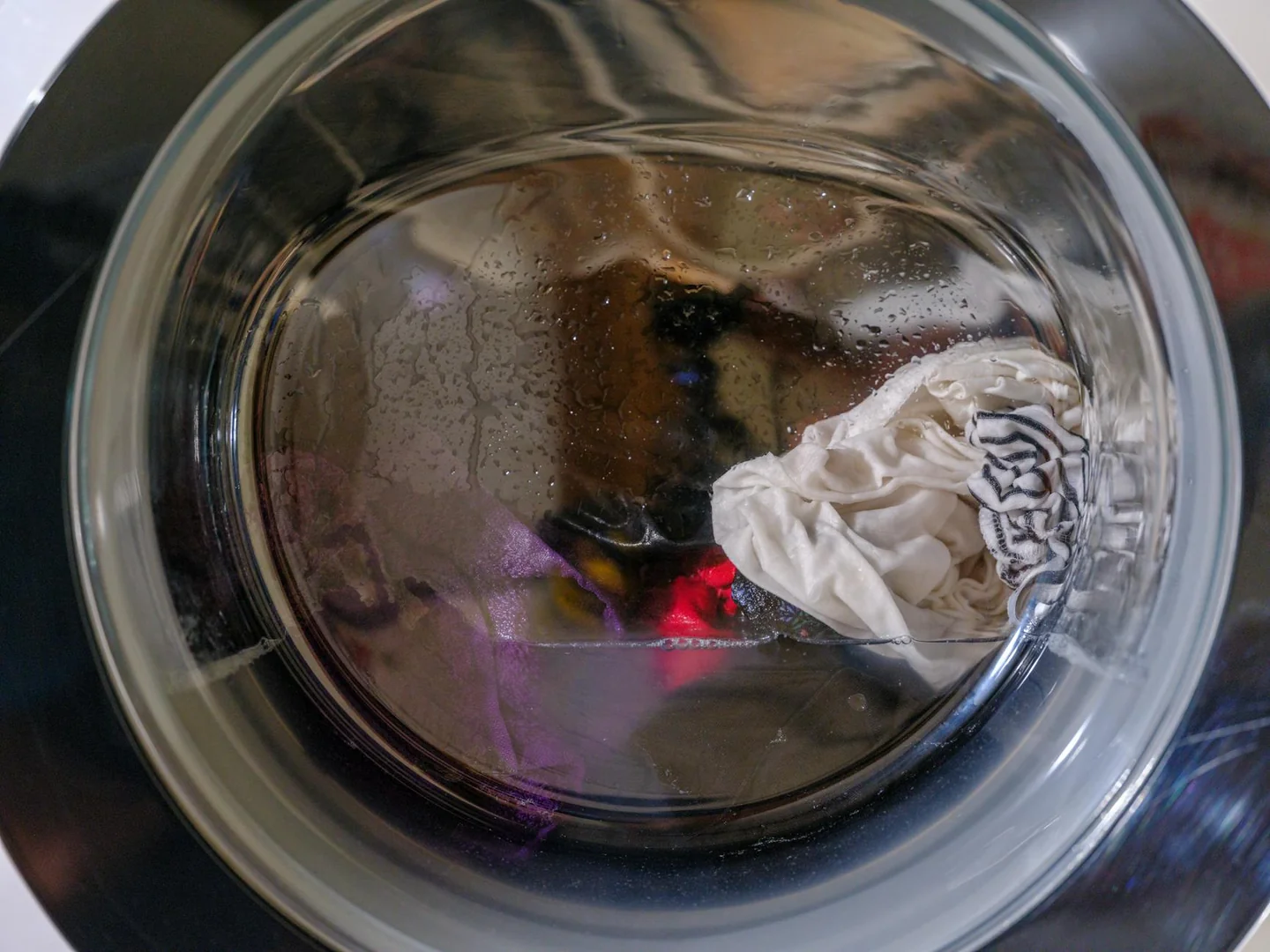 Foto de una dirty washing machine para ilustrar perché lavatrice puzza en un contexto de limpieza y malos olores domésticos.