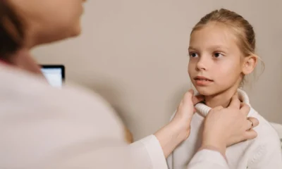 Doctor examining neck for linfonodi ingrossati quando preoccuparsi in a medical checkup