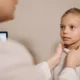 Doctor examining neck for linfonodi ingrossati quando preoccuparsi in a medical checkup