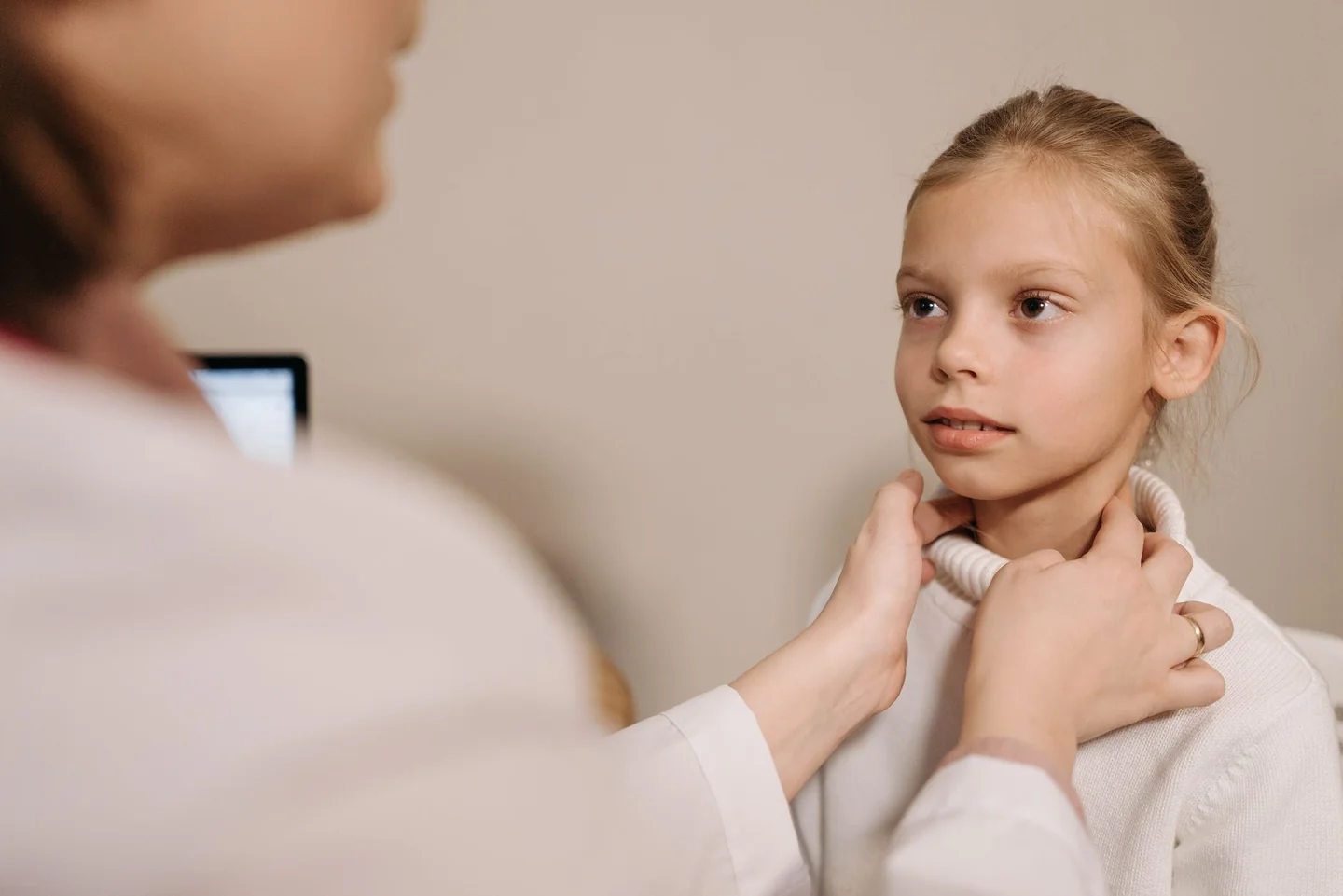 Doctor examining neck for linfonodi ingrossati quando preoccuparsi in a medical checkup