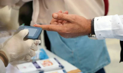 Doctor revisando análisis de colesterol relacionado con tempo per abbassare colesterolo