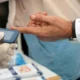 Doctor revisando análisis de colesterol relacionado con tempo per abbassare colesterolo