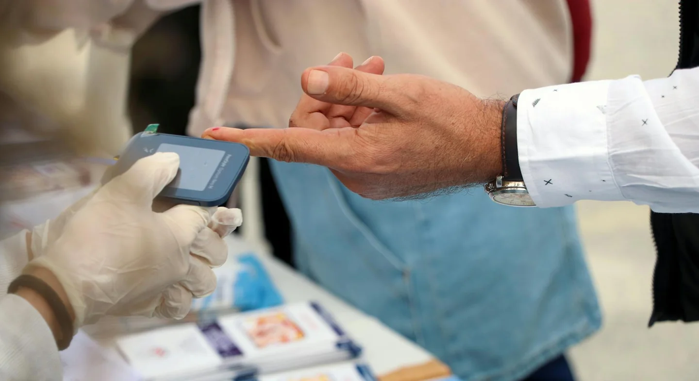Doctor revisando análisis de colesterol relacionado con tempo per abbassare colesterolo