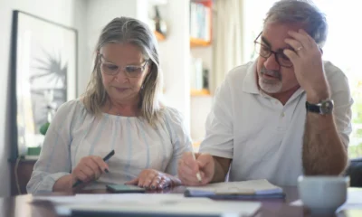 Foto de una pareja de personas mayores revisando facturas, útil para ilustrar quanto aumenta bolletta clienti vulnerabili