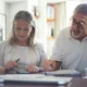 Foto de una pareja de personas mayores revisando facturas, útil para ilustrar quanto aumenta bolletta clienti vulnerabili