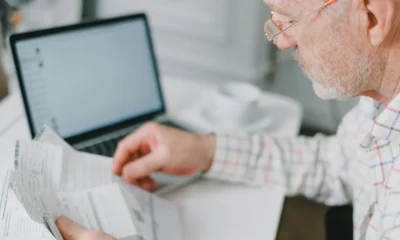 Persona revisando documentos para entender come leggere bolletta luce en casa