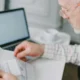 Persona revisando documentos para entender come leggere bolletta luce en casa