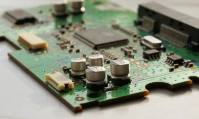 Placa de circuito electrónico para ilustrar un artículo sobre come collegare i led bicolore con la resistenza italiana y el cálculo de resistencias y conexiones.