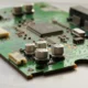 Placa de circuito electrónico para ilustrar un artículo sobre come collegare i led bicolore con la resistenza italiana y el cálculo de resistencias y conexiones.