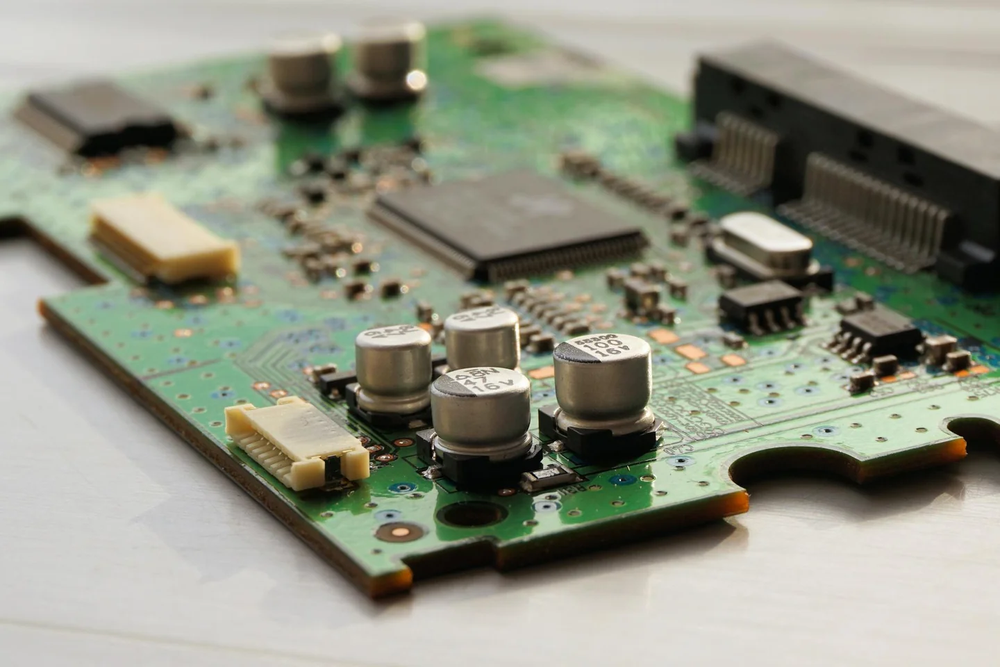 Placa de circuito electrónico para ilustrar un artículo sobre come collegare i led bicolore con la resistenza italiana y el cálculo de resistencias y conexiones.