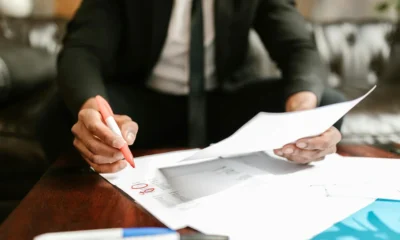 Imagen de embassy paperwork para ilustrar cosa succede se un italiano muore all estero en un artículo sobre documentos, consulado y rimpatrio della salma.