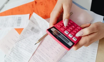 Persona revisando documentos y calculadora para entender domande da fare offerta luce e gas antes de cambiar de proveedor