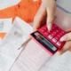Persona revisando documentos y calculadora para entender domande da fare offerta luce e gas antes de cambiar de proveedor