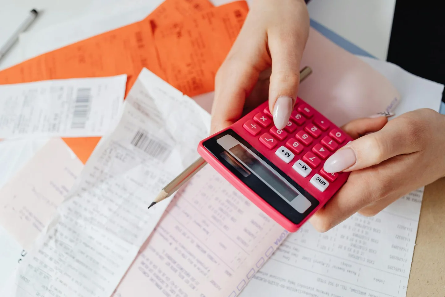 Persona revisando documentos y calculadora para entender domande da fare offerta luce e gas antes de cambiar de proveedor