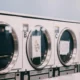 Foto de un electrodoméstico con la nuova etichetta energetica elettrodomestici visible en primer plano.