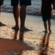Familia en la playa durante una semana de vacaciones en Italia, ilustrando settimana mare Italia famiglia costo