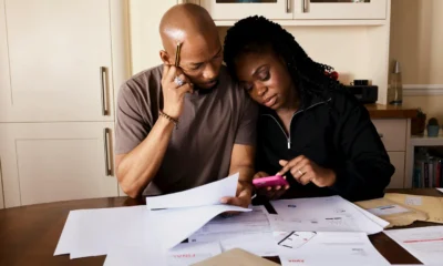 Familia revisando documentos para aggiornare ISEE bonus famiglia y comprobar ayudas económicas