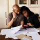 Familia revisando documentos para aggiornare ISEE bonus famiglia y comprobar ayudas económicas